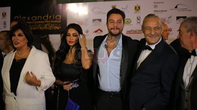 أحمد الفيشاوي وزوجته يخطفان الأضواء بمهرجان الإسكندرية
