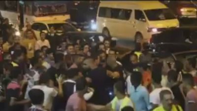 بالفيديو.. «بودي جارد» محمد رمضان يدفعون الجمهور بعيدا عنه