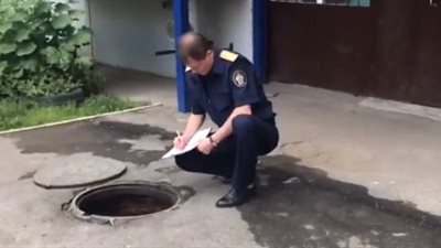 لقطات مروعة للحظة سقوط طفل في بالوعة مجاري (فيديو)