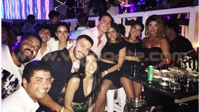 بالصور.. علا غانم وابنتها بملابس جريئة في ملهى ليلي