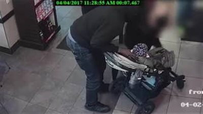 بالفيديو .. لحظات مرعبة لرجل يحاول اختطاف طفل من والدته