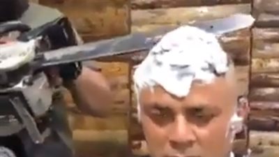 حلاق يحلق شعر زبائنه بمنشار كهربائي (فيديو)