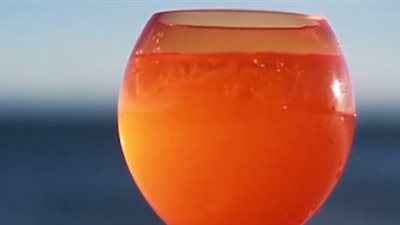 أحدث الأكواب المخصصة للشواطئ لمنع انسكاب العصائر (فيديو)