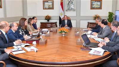 السيسي يجتمع بالمجموعة الاقتصادية.. يكلف بمواصلة برنامج الإصلاح الاقتصادي والاجتماعي الشامل.. وتكثيف الإجراءات لجذب الاستثمارات الأجنبية واحتواء التضخم.. وتحسين كفاءة منظومة الدعم