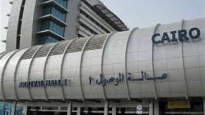 رئيس الوزراء الأردني يصل مطار القاهرة ومدبولي في استقباله