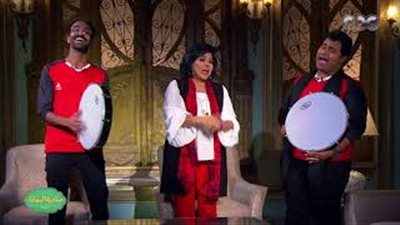 رقصة كوميدية لشابين مع إسعاد يونس على أغنية مصر في كأس العالم (فيديو)