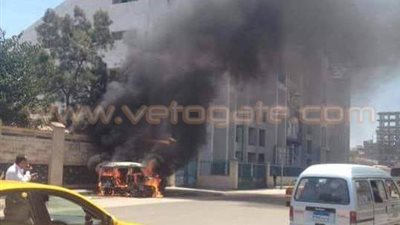 بالصور.. اشتعال النيران في سيارة «سوزوكي» أمام بوابة نادي الإسماعيلي