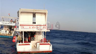 لحظة إنقاذ 8 مصريين تعطل بهم لنش سياحي جنوب الغردقة (صور)