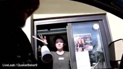 بالفيديو.. رد فعل موظفة «ماكدونالدز» حاول شابان المزاح معها بطريقة سخيفة