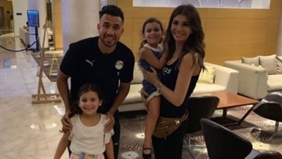 يارا نعوم تنشر صورة لها وابنتيها مع تريزيجيه بمعسكر الفراعنة