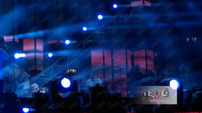 حماقي يعزف على الدرامز في حفل بورتو جولف