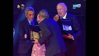 فاروق الفيشاوي يقبل لبلبة على المسرح بافتتاح «الإسكندرية السينمائي»