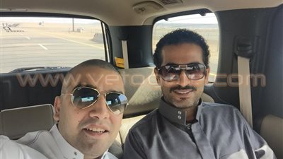 بالصور.. عمرو سعد يتوجه إلى المدينة المنورة بـ«الجلباب»