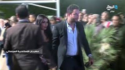 أحمد الفيشاوي يبعد زوجته عن الكاميرات في مهرجان الإسكندرية (فيديو)