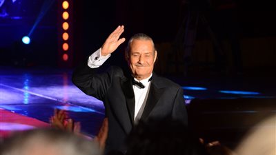 5 مشاهد من مهرجان الإسكندرية السينمائي.. فاروق الفيشاوي يعلن إصابته بالسرطان ويقبل لبلبة على المسرح.. حفيدة نادية لطفي تتسلم درع تكريمها.. وعكة صحية وراء غياب وزيرة الثقافة (فيديو وصور)