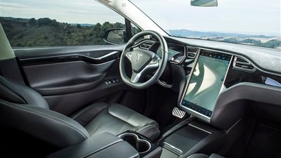 تيسلا تنتج سيارة بمحرك مزدوج في 3 أسابيع