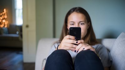 عمال بشركتي جوجل وفيس بوك يطلقون حملة لمكافحة إدمان التكنولوجيا