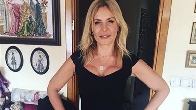 مذيعة تثير الجدل بانتقاد نجوم الدراما التركية بشكل عنيف