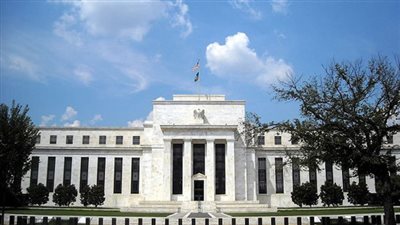 «الاحتياطي الاتحادي» يرفع سعر الفائدة ويقدم تفاصيل خفض الميزانية