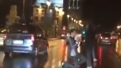 شاب يطلب يد فتاة على كوبري استانلي.. بخاتم وقبلة (فيديو)