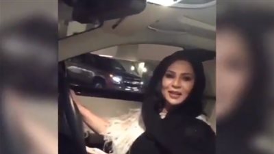نوال الكويتية أول فنانة تقود سيارة في السعودية (فيديو)