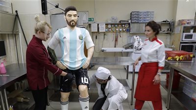 روسيا تصنع تمثال شيكولاتة بحجم «ميسي» احتفالا بعيد ميلاده (صور)