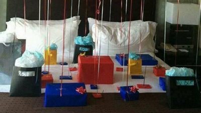 رجل يهدي حبيبته هدايا بعدد سنوات عمرها (صور)