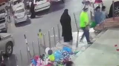 لحظة نجاة طفل دهسته سيارة بالسعودية (فيديو)