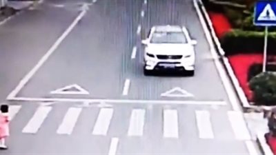 رد فعل غير متوقع لطفلة توقف لها سائق لعبور الطريق (فيديو)