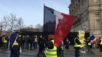 الشرطة الفرنسية تعتقل العشرات بعد الاشتباك مع المتظاهرين (فيديو وصور)