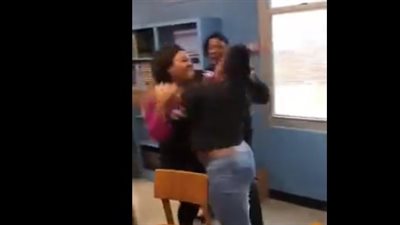 شجار جماعي بين مراهقات داخل الفصل (فيديو)