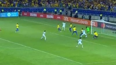 للمرة الثانية.. القائم والعارضة يعاندان ميسي ويحرمانه من التعادل أمام البرازيل (فيديو)