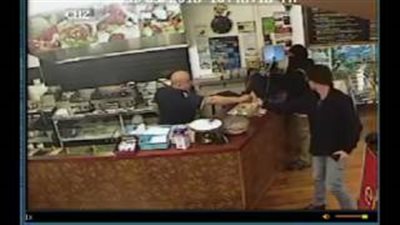 بالفيديو.. رد فعل مصري ينقذ مطعم في نيوزيلندا من سطو مسلح