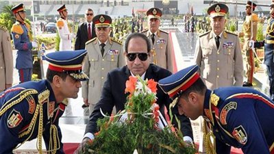 السيسي يضع إكليلًا من الزهور على قبر الجندي المجهول