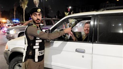 توزيع الورود على السعوديات مع بدء السماح لهن بقيادة السيارات (صور)