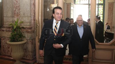 وزير التعليم العالي يتفقد سير العملية التعليمية بجامعة عين شمس