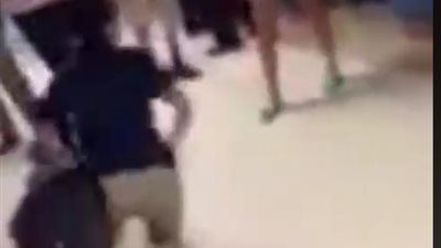 طالبة تعتدى على زميلتها بطريقة وحشية داخل المدرسة (فيديو)