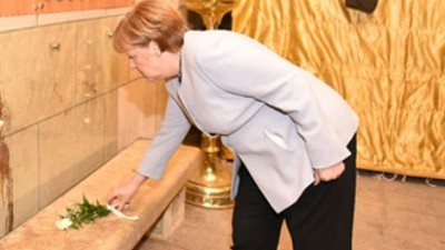 ميركل تضع إكليلا من الزهور على نصب ضحايا النازية بالقدس