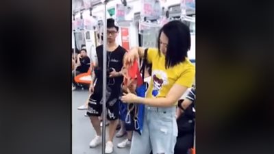 فتاة تركب أرجوحة داخل مترو الأنفاق (فيديو)