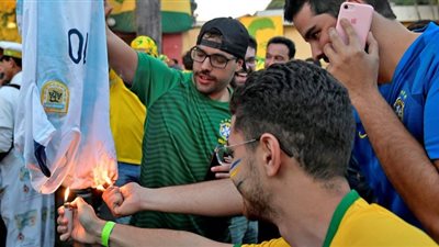 جماهير البرازيل تشعل النار في قميص ميسي قبل مباراة السامبا والأرجنتين (صور)