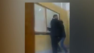 بالفيديو.. لحظة اعتداء معلم على طالب ثانوي بطريقة وحشية في الإسكندرية
