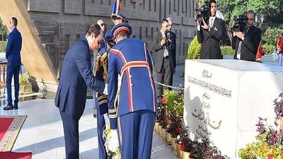 السيسي يضع إكليلًا من الزهور على قبر السادات