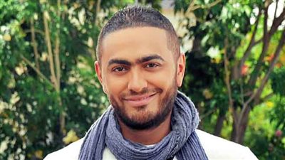 فتاة جميلة تحاول الارتباط بتامر حسني في 