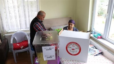 صناديق اقتراع «جوالة» للمرضى وذوي الاحتياجات الخاصة في تركيا