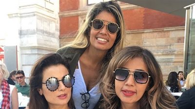 زوجة عمرو دياب تنشر صورة لها مع صديقاتها.. ومتابع: ركزي أحسن مع جوزك