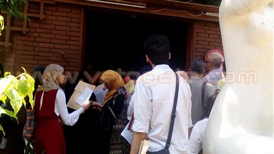 بالصور.. مشادات كلامية بين أولياء الأمور بـ«فنون جميلة حلوان»