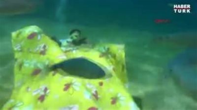 بالفيديو.. غواصان يحولان قاع البحر لـ«غرفة نوم»