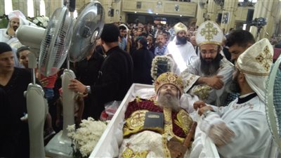 مئات الأقباط يشاركون في قداس جنازة الأنبا بيشوي (صور)