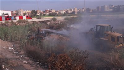 البيئة: إخماد حريق هائل بأكوام قش الأرز بالبحيرة