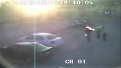 بالفيديو.. لحظة إشعال سائق تركي النار في نفسه